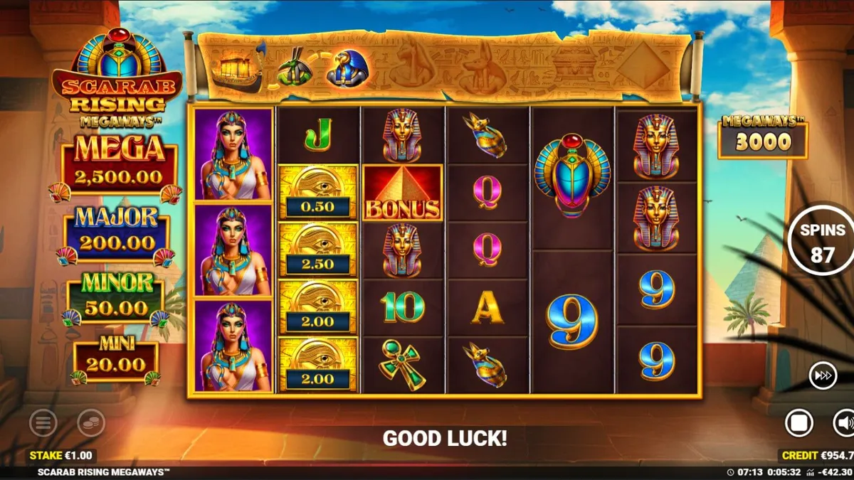 Tampilan antarmuka slot Scarab Rising Megaways dengan tema Mesir Kuno